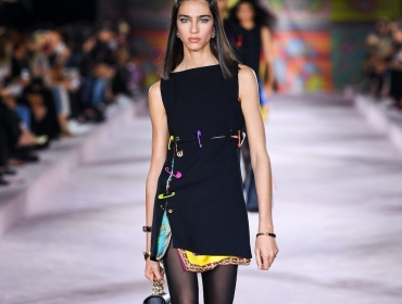 Великолепная Дуа Липа дебютировала на показе VERSACE SS22