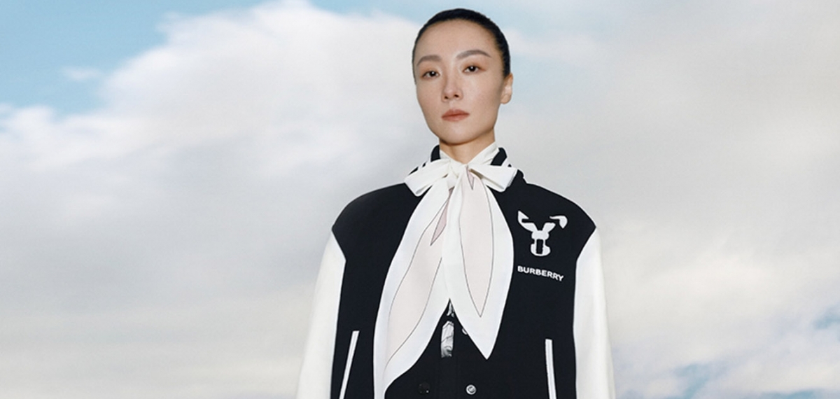 Монограма Burberry «TB» вирощує кролячі вушка для колекції китайського Нового року 2023
