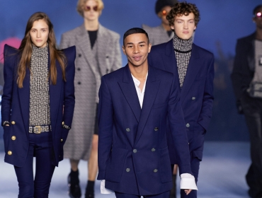 Гений моды Оливье Рустен представил коллекцию Balmain RTW Spring 2021. В первом ряду — экраны со знаменитостями