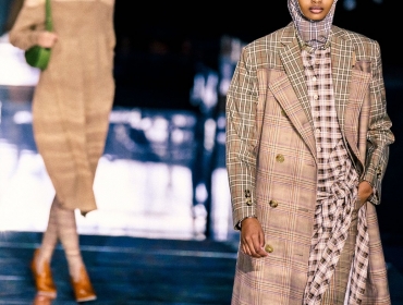 Много клетки и устойчивое развитие: Burberry представили коллекцию FW20