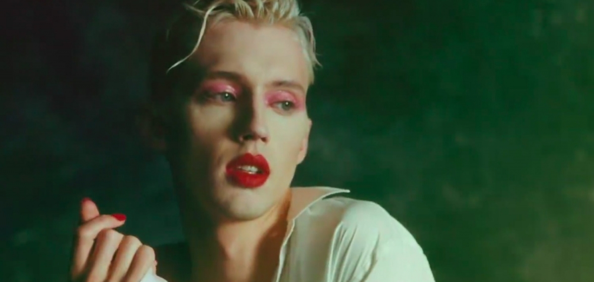 Troye Sivan в экстравагантном клипе о гендерном равенстве