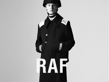 Жокейские шлемы и металлические цветы в кампейне Raf Simons FW19