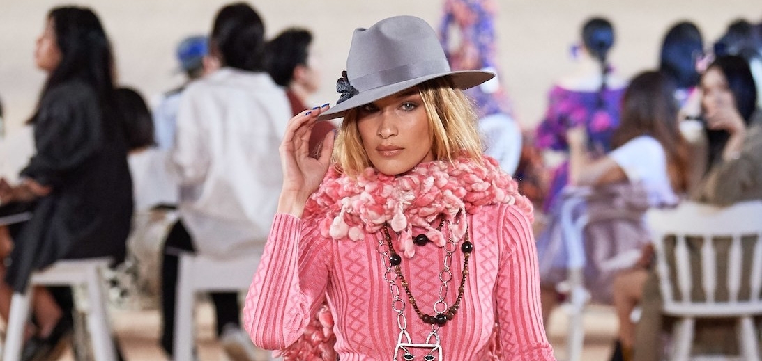 Каждый лук — особенный: Marc Jacobs посвятил радостную коллекцию SS20 Интернету